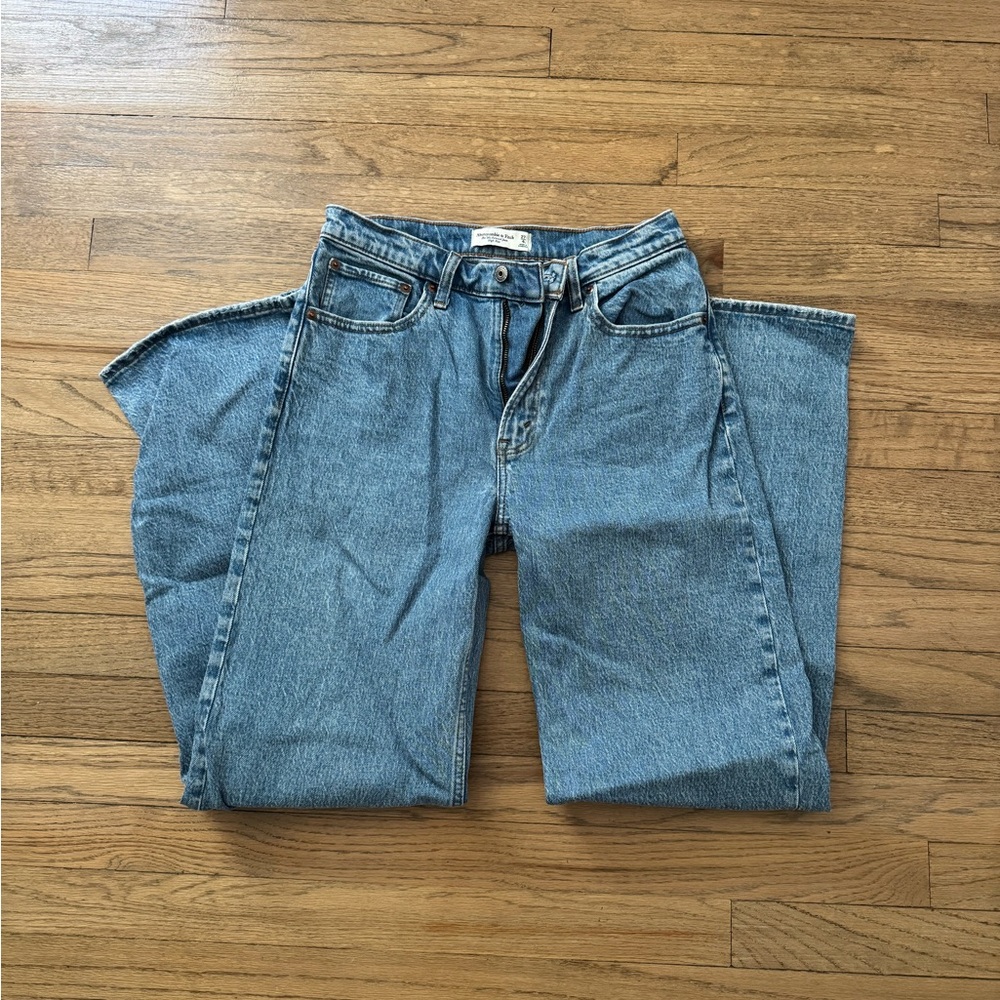 Abercrombie & Fitch 90’s Relaxed High Rise Light Blue Denim Jeans